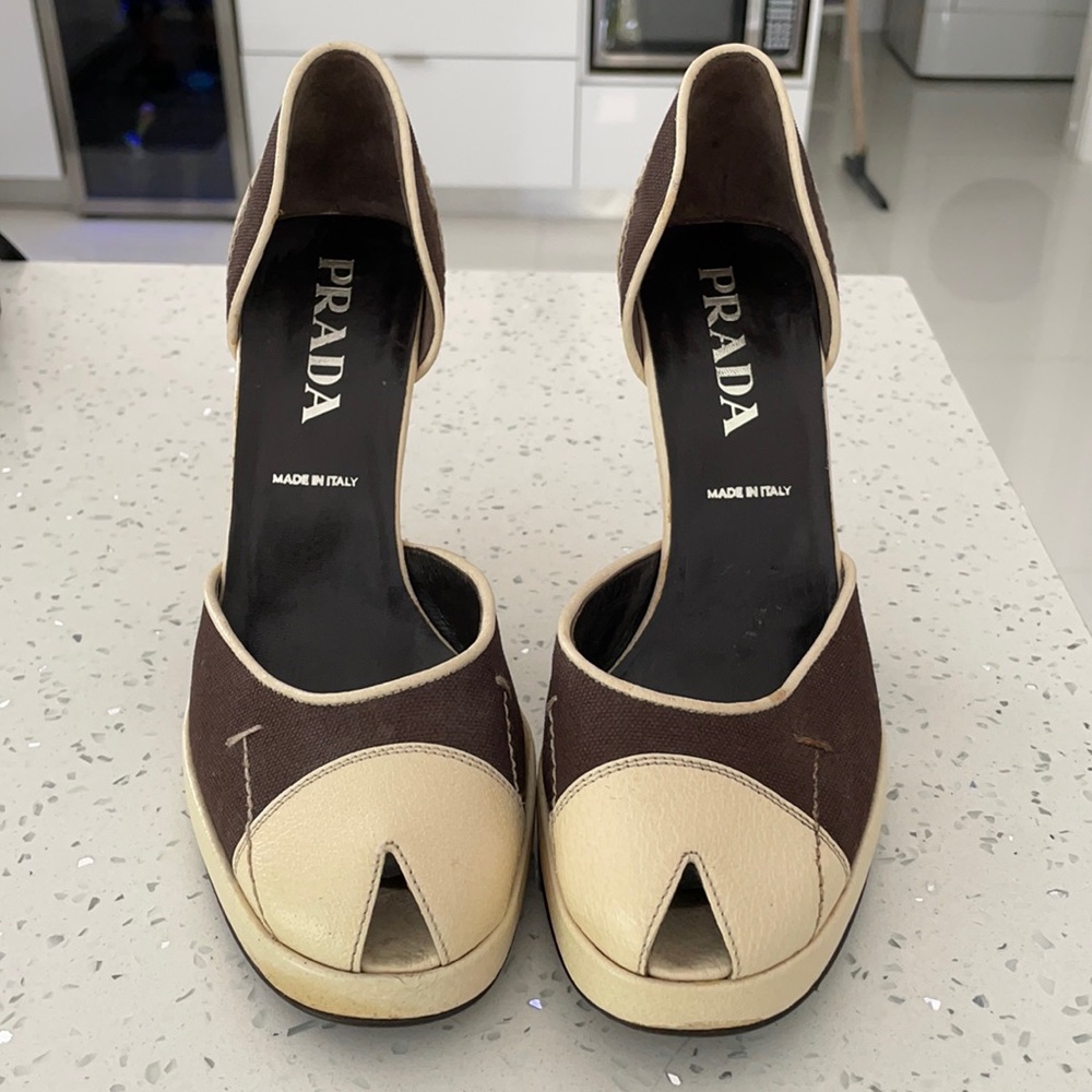 Prada vero cuoio brown and beige closed toe heels